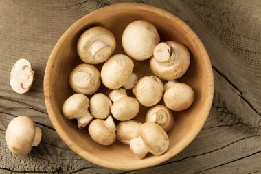 ahşap arka plan, üstten görünüm üzerinde bir plaka üzerinde taze mantar