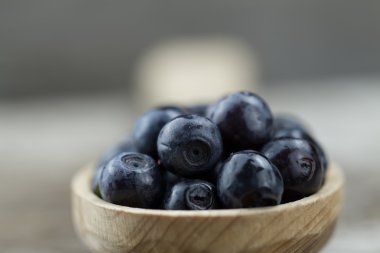 ahşap arka plan, kaşık içinde taze yaban mersini yakın çekim