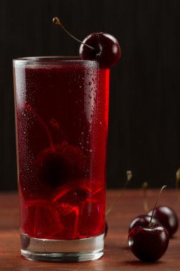 Tahta arka planda olgun böğürtlenli kiraz suyu. Sağlıklı bir diyet