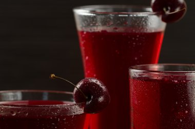 Tahta arka planda olgun böğürtlenli kiraz suyu. Sağlıklı bir diyet