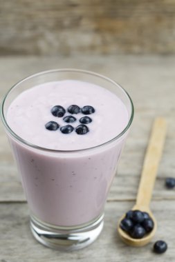 Blueberry smoothie çilek ile. Sağlıklı vejetaryen yemek, diyet.