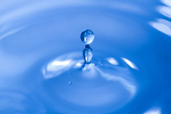 Vattendroppe falla i vatten gör en droplet splash — Stockfoto