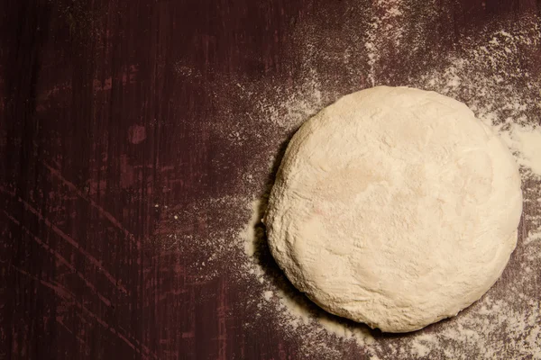 Fresh the dough is ready for baking on wooden background — Stock Photo, Image