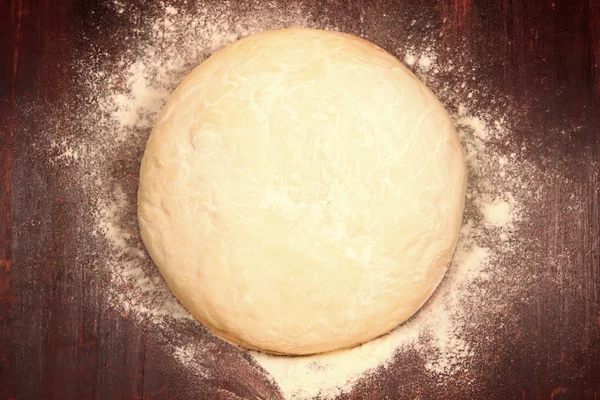 Fraîche la pâte est prête pour la cuisson sur fond en bois — Photo