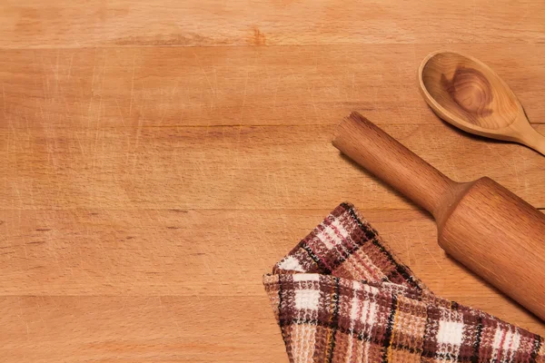 Hornear en casa. Rodillo de cocina, cuchara, toalla en una tabla de cortar — Foto de Stock