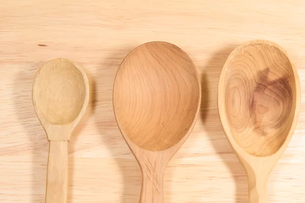 Trzy drewniane łyżki na cięcia pokładzie kuchnia — Zdjęcie stockowe