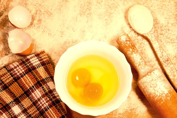 ev yapımı kek. Mutfak rolling PIN, kaşık un, yumurta, ayçiçek yağı, havlu doğrama tahtası üzerinde kırık