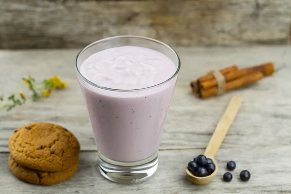 Batido de arándanos con bayas, canela, galletas de avena sobre fondo de madera. Comida vegetariana saludable, dieta . — Foto de Stock