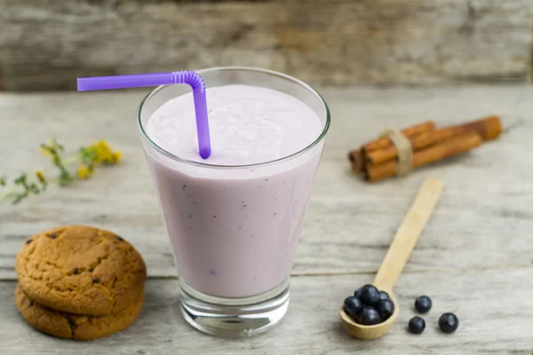 Batido de arándanos con bayas, canela, galletas de avena sobre fondo de madera. Comida vegetariana saludable, dieta . — Foto de Stock