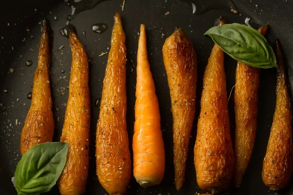 Zanahorias asadas enteras con especias en una sartén. Comida vegetariana saludable — Foto de Stock