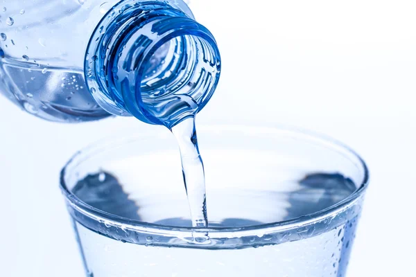 bir zarif cam su dökerek su beyaz zemin üzerine bırakır. Makro