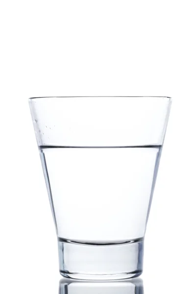 su ve beyaz arka plan üzerinde izole yansıma zarif cam