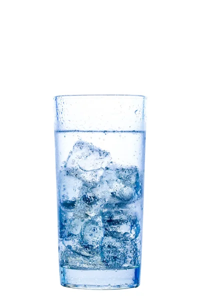 Elegante vetro con acqua e ghiaccio su fondo bianco — Foto Stock
