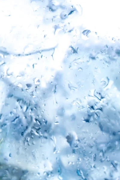 Krople wody na szklanki z lodem. makro — Zdjęcie stockowe