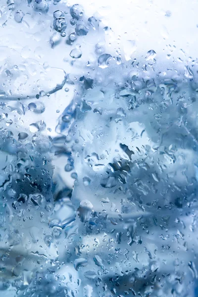 Krople wody na szklanki z lodem. makro — Zdjęcie stockowe