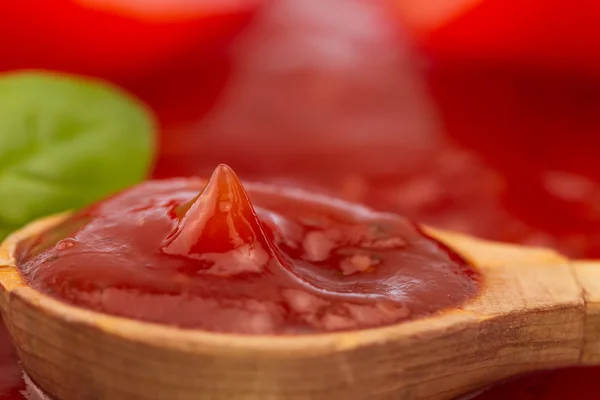 Ketchup de tomate em uma colher de madeira. Comida vegetariana caseira e saudável — Fotografia de Stock