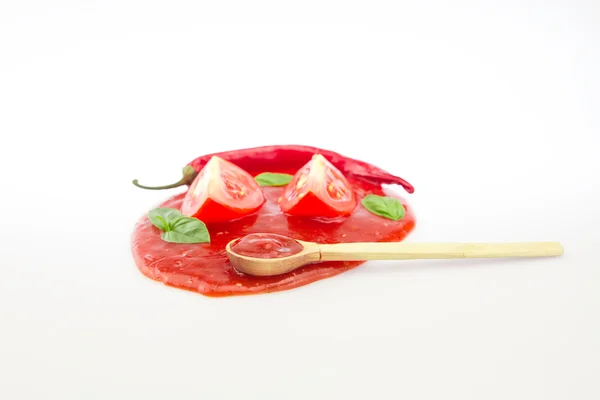 Ketchup de tomate en una cuchara de madera sobre un fondo blanco. Comida vegetariana casera y saludable — Foto de Stock