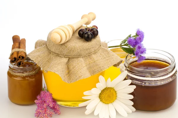 Glass jar of fresh honey with drizzler and flowers isolated on white background — 스톡 사진
