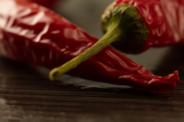 Peperoncino rosso su fondo scuro con gocce d'acqua, macro — Foto Stock