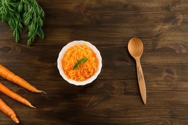 Ahşap üzerinde yeşil yaprakları ile taze havuç demet. Havuç salatası yemek. Sağlıklı vejetaryen yemek