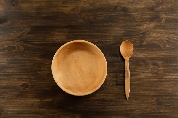 Płyta, łyżka na drewniane tła. naczynia kuchenne — Zdjęcie stockowe