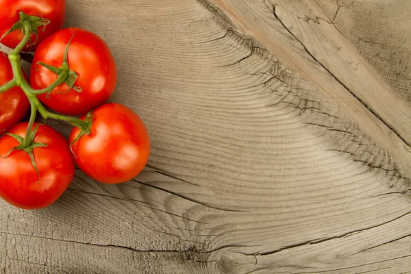 Pomodori rossi freschi maturi su sfondo di legno — Foto Stock