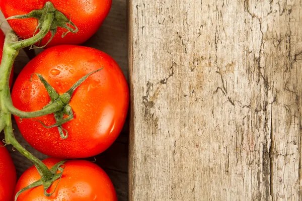 Pomodori rossi freschi maturi su sfondo di legno — Foto Stock