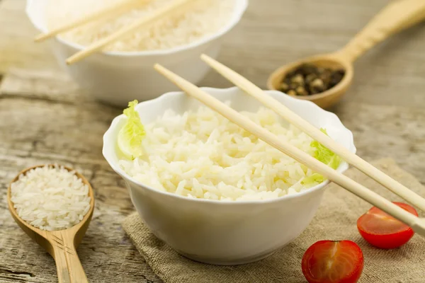 Placa blanca de arroz cocido de grano largo sobre fondo de madera. Alimentación saludable, dieta, vegetarianismo . — Foto de Stock