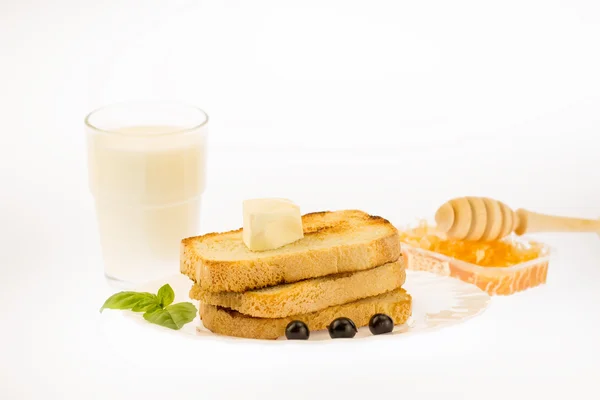 Tostadas francesas frescas con mantequilla en un plato blanco con bayas sobre un fondo blanco. dieta saludable —  Fotos de Stock