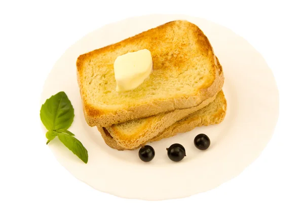 Pain perdu frais avec du beurre sur une assiette blanche avec des baies sur un fond blanc. alimentation saine — Photo