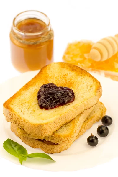 Pain perdu frais avec du miel et de la confiture sur une assiette blanche avec des baies sur fond blanc. alimentation saine — Photo