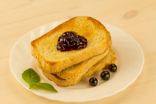 Pain perdu frais au miel et confiture sur une assiette blanche aux baies. alimentation saine — Photo