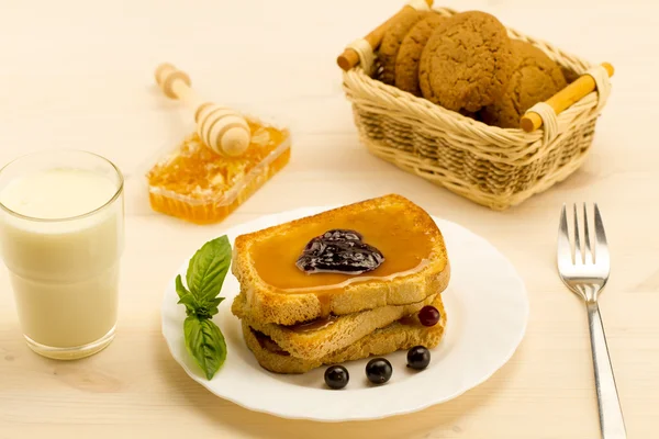 Tostadas francesas frescas con miel y mermelada en un plato blanco con bayas. dieta saludable —  Fotos de Stock