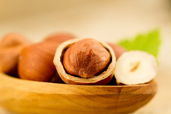 Avellanas con hojas sobre fondo de madera vieja. Comida vegetariana saludable —  Fotos de Stock