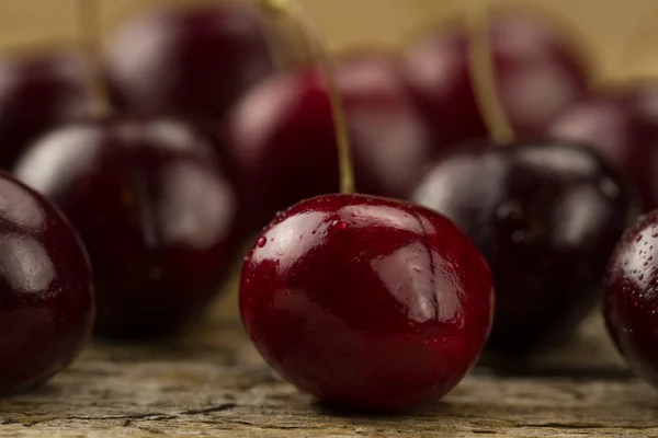 Cerise fraîche mûre sur fond en bois — Photo