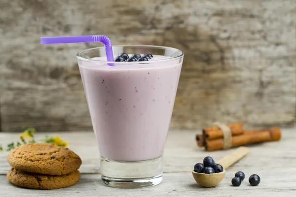 Blueberry smoothie a bogyós gyümölcsök, fahéj, zab cookie-kat a fából készült háttér. Egészséges vegetáriánus ételek, diéta. — Stock Fotó