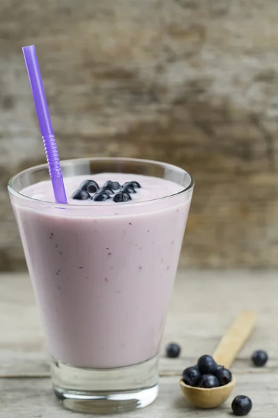 Μυρτιλός smoothie με μούρα. Υγιές χορτοφάγα τρόφιμα, διατροφή. — Φωτογραφία Αρχείου