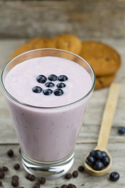 Blaubeer-Smoothie mit Beeren und Hafer. gesunde vegetarische Kost, Ernährung. — Stockfoto