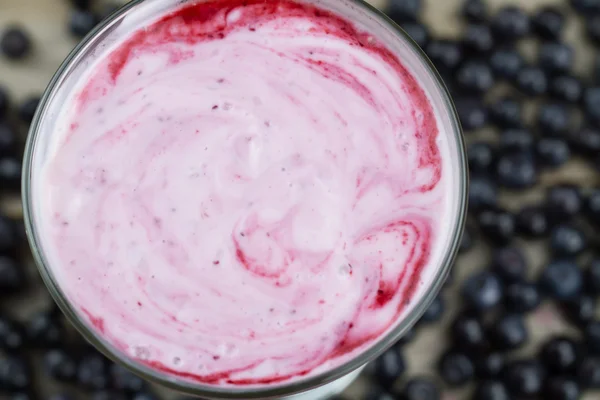 Blueberry smoothie with berries on wooden background. Healthy vegetarian food, diet. — 스톡 사진