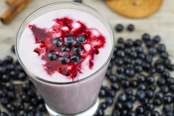 Smoothie aux myrtilles avec des baies sur fond bois. Alimentation végétarienne saine, alimentation . — Photo