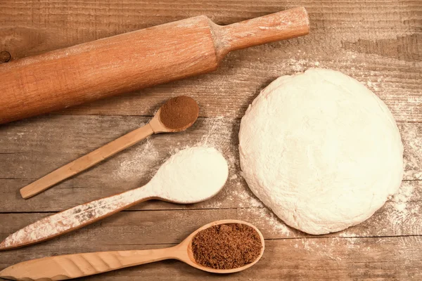 Homemade baking. Fresh dough for pastry, kitchen rolling pin, spoon flour on a chopping Board 스톡 사진