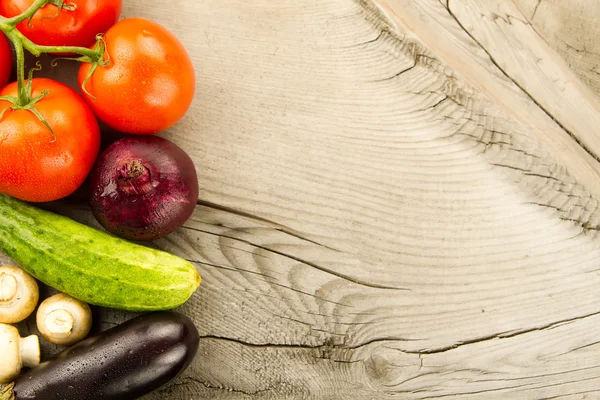 Verduras frescas maduras sobre fondo de madera. El icono para una alimentación saludable, dietas, pérdida de peso . Imagen De Stock