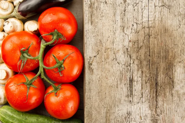 Verduras frescas maduras sobre fondo de madera. El icono para una alimentación saludable, dietas, pérdida de peso . Imagen De Stock