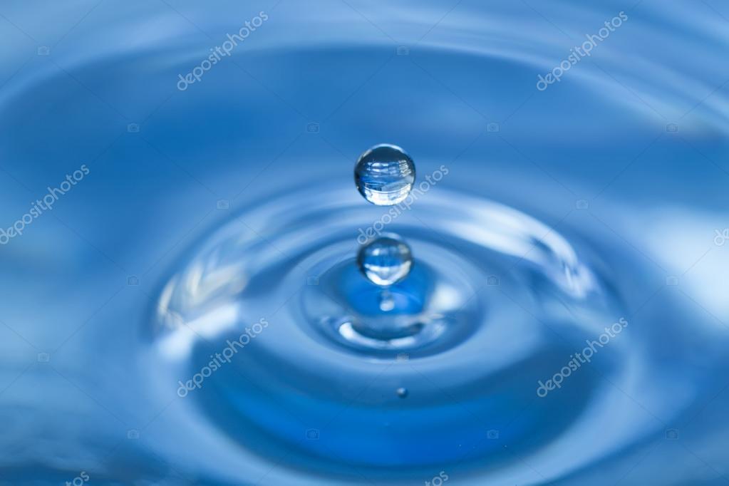 Water drop falling into water making a droplet splash — Stock Photo