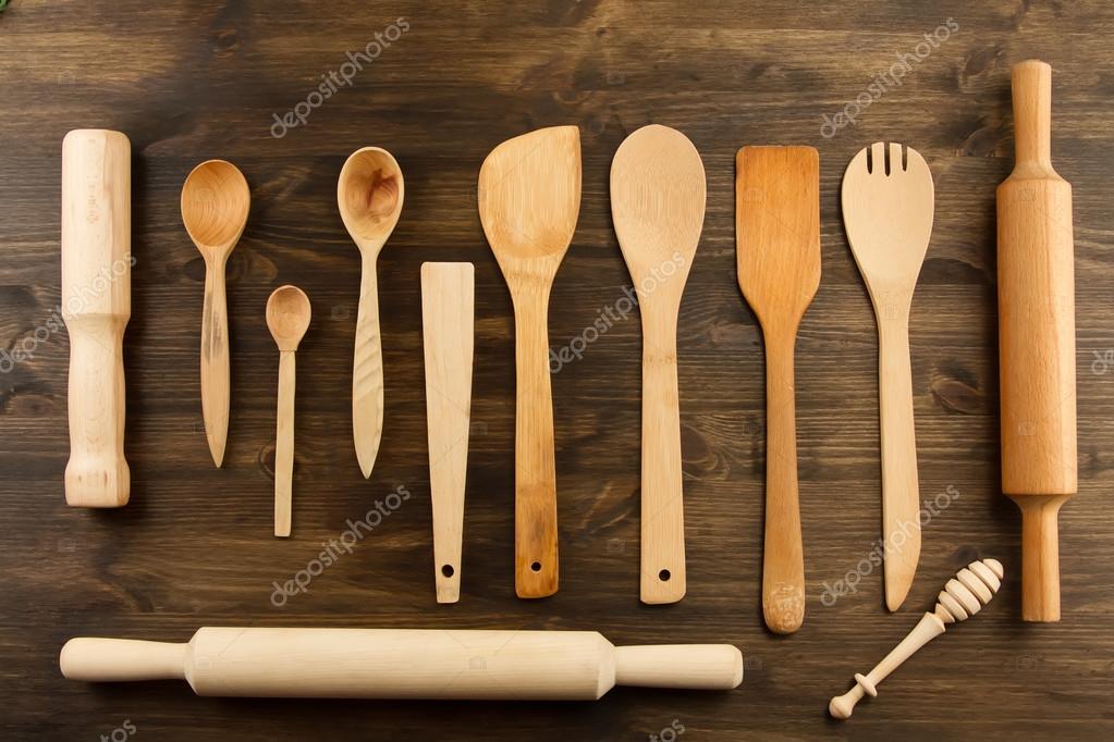 utensili da cucina su fondo di legno. cucchiaio, mattarello, mortaio ... utensili da cucina su fondo di legno. cucchiaio, mattarello, mortaio ...