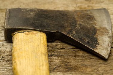 ahşap arka plan üzerinde eski vintage balta yakın çekim