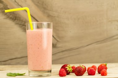 Ahududu ve ahşap arka plan üzerinde çilek ile taze berry güler yüzlü