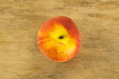 ahşap arka plan üzerinde olgun taze şeftali