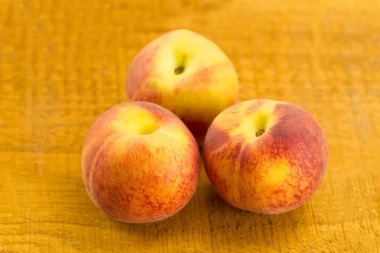 ahşap arka plan üzerinde olgun taze şeftali