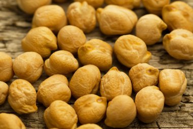 bir avuç nohut eski ahşap arka plan üzerinde. Hint Mutfak